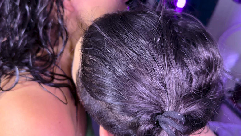 Susyzuperpete: 남편의 친구의 자지를 빨고 그의 얼굴에 우유를 많이 들이대네