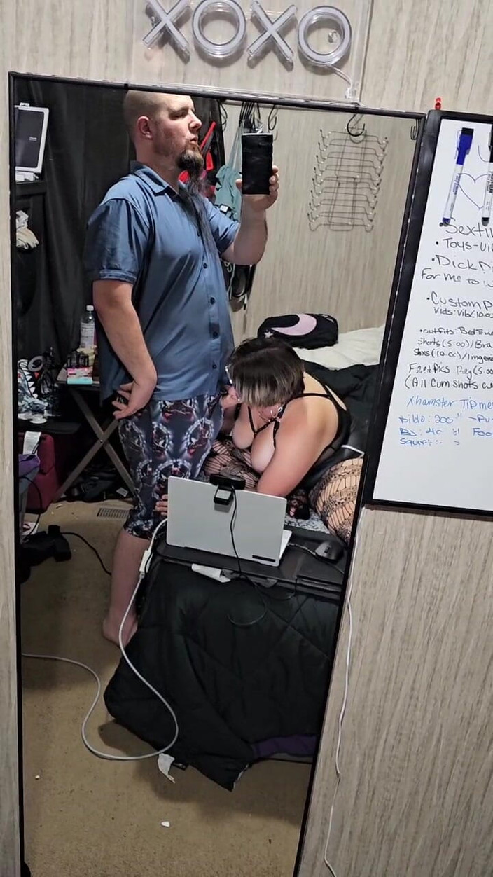 Funhousewife69: Hij liep naar de slaapkamer en liet me zijn pik...