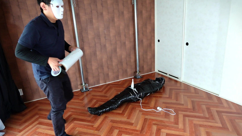 ushirosugatanomiki: Mummification – tubuh wanita penuh membungkus