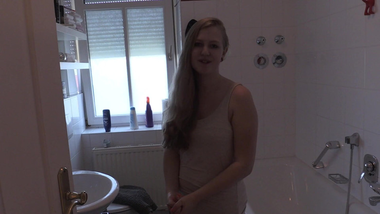 Casting66: Julia Pissing