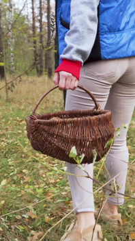 Мілфа в вузьких штанях збирає гриби в фетиші дупи в лісі
