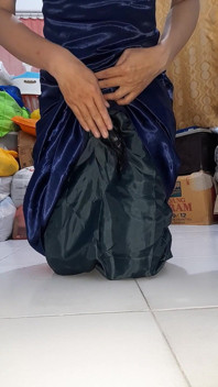 Asian Crossdresser masturbuje się i spust wewnątrz długiej satynowej niebieskiej sukni z jedwabistą podszewką