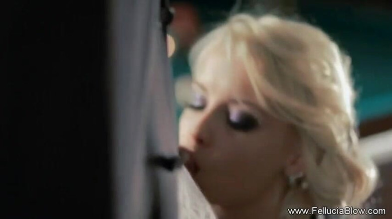 Fellucia Blow: Glamorosa belleza rubia chupando polla muy bien