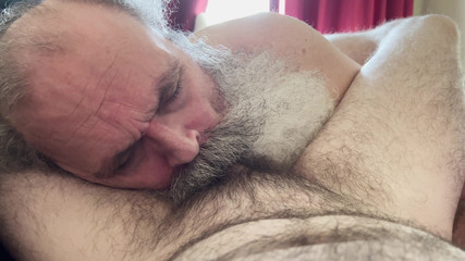 FuzzyBeardBoy: Ayah berjanggut besar mengisap kontol cub