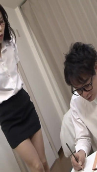 Intelektualna i zbyt brudna piękna żona w okularach, niewinny, ale sprośny seks