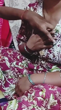 desi bhaabhi ne apne devar ko tel maalis kar pataane gee aur land pakar ke hilaane lagi