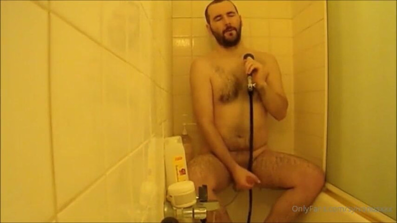 Sylvanus44: Seul sous la douche