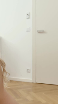 Lovita Fate si hraje s předkožkou černého ptáka a dává lemování kouření