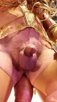 Transsexuală sexy țâțoasă care se masturbează își joacă curul