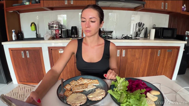 Princess Monica: Regardez-moi cuisiner et Mukbang