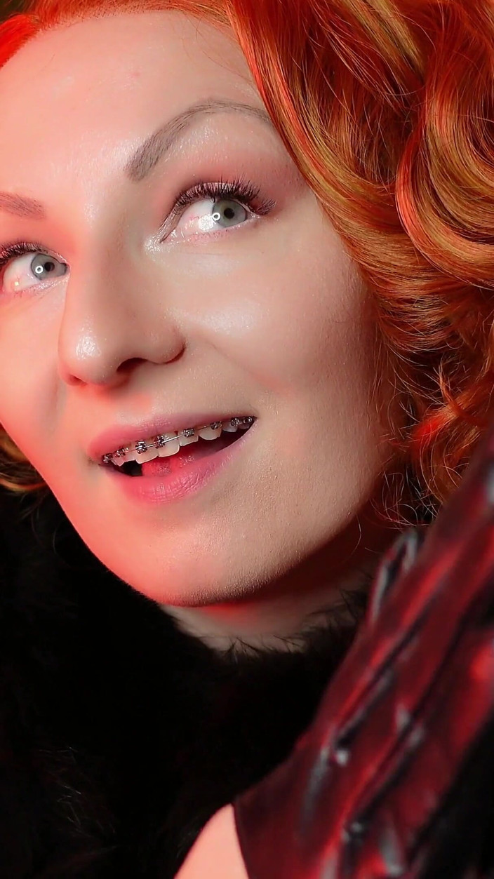 Arya Grander: 性感的 arya 用短皮手套做 ASMR 声音
