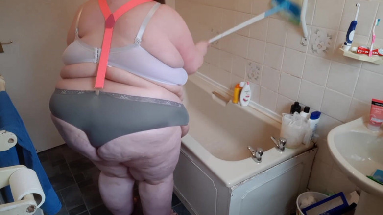 SSBBWLadyBrads: Bbw ssbbw làm việc nhà trong dây treo &amp; quần lót