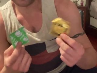 KoreanItalian: Austint440 sertleşiyor ve 2 farklı boy prezervatif deniyor!