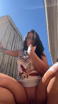 Puta cachonda se cuela los dedos afuera
