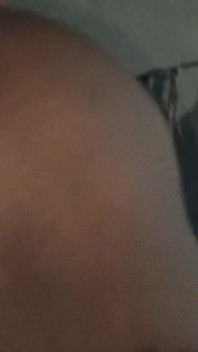 Toto je moje deváté video, tetička na mně sedí a šuká mě skákáním nahoru a dolů.
