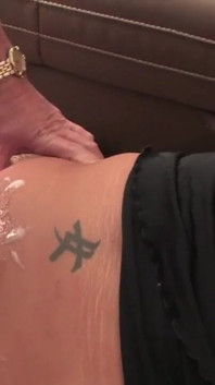 金发熟女陷入3P麻烦