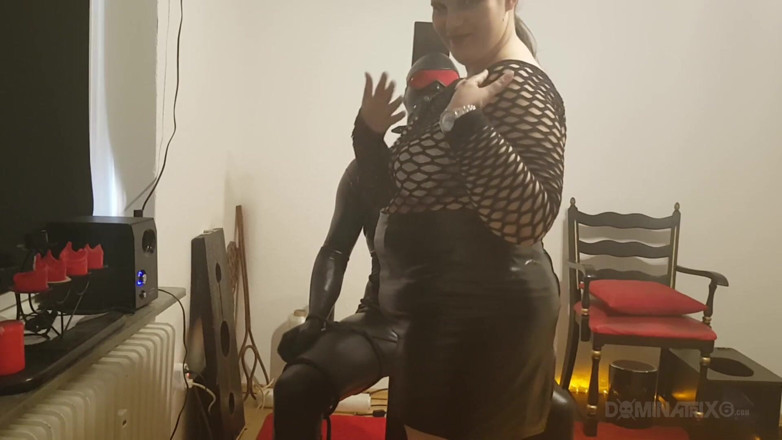 LadyPam: Golden Shower Fetish - Mature Domme Drenches Latex Slave