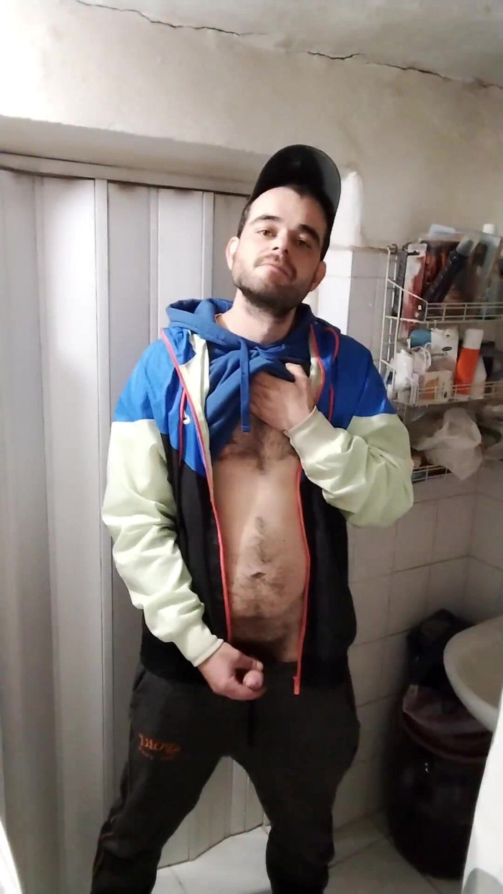 jerkofflover: Jag runkar till min ex-pojkvän i badrummet för han somnade...