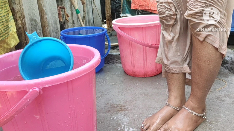 Anita yadav: Soție indiancă de casă care se expune goală făcând baie