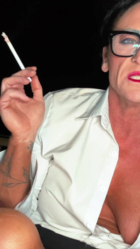 La dea miLF che fuma vuole il tuo seme