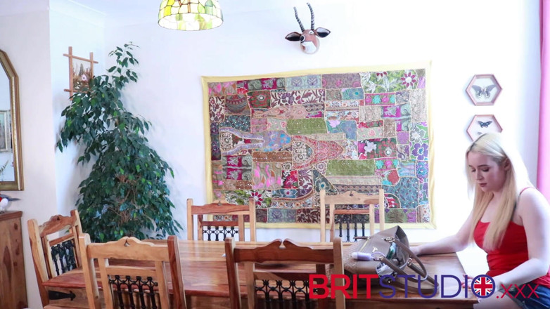 Brit Studio: Vizita surpriză a surorii vitregă identice devine obraznică