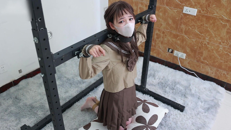 Asian bondage: Kov jí svazuje ruce, provazy jí svazují nohy a její...