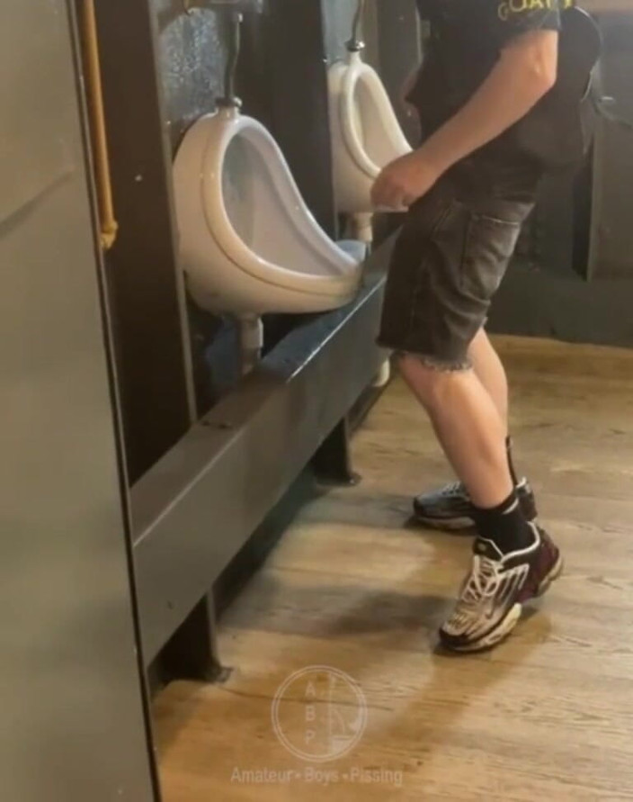 AmateurBoysPissing: Chico Amateur Atrapado En Urinario Público (no Puede Orinar, así Que...