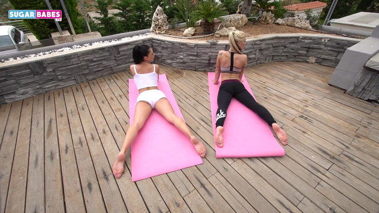 SugarBabesTV: Inna Innaki et Barbie Sins : yoga mouillé