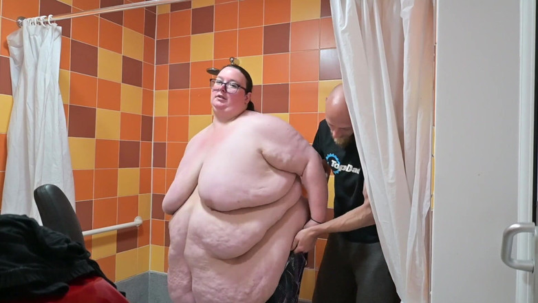 SSBBW Hunter: Une SSBBW se met dans un vêtement de bain moulant