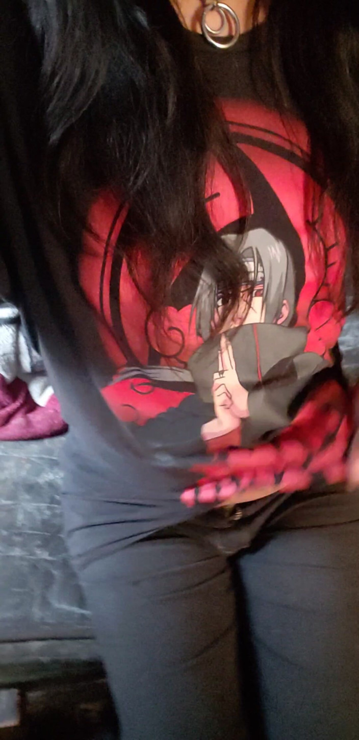 Laura1929: Yumiko trans bär sin favorit Itachi anime skjorta