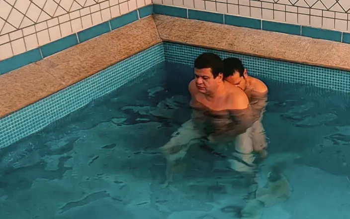 Combat and fetish: Pool Fight: Bear Chubby Vs Jobber - Naked