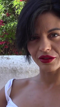 ¡La vecina madura y caliente que te encantaría tener! Las grandes tetas de Natali Quinn para que las disfrutes