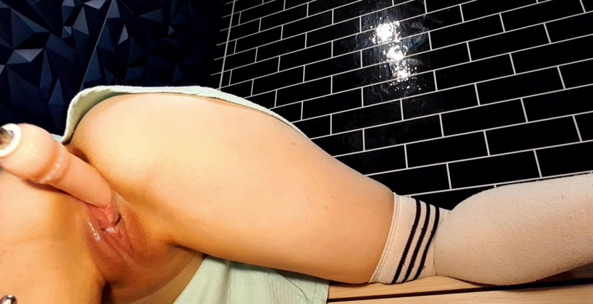 Dannnaa: Sex Machine and Tight in a Skirt Cums