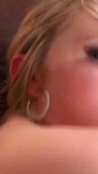 Orál pouze drsný sex s blondýnou, zatímco si plní ústa hlubokým kouřením.