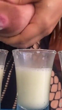 Mengisi Tiga Cermin mata Dengan Susu Ibu Segar Dari Payudara Penuh Saya