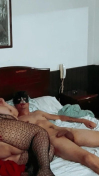 Ibu tiri berkongkek di katil, hanya peminat dalam ereksi perlahan, blowjob dan mubaligh