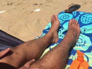 Manly foot: 想象一下，如果你在海滩上的帐篷里发现了这些脚，你会怎么做 - manlyfoot公路旅行