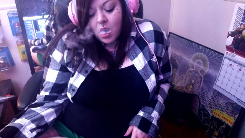 Gidget X: Vaping &amp;ignorerar dig
