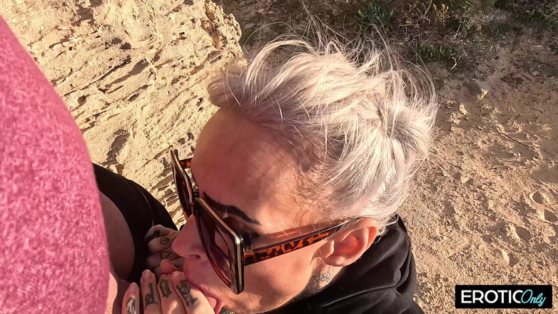 EroticOnlyClips: 纹身金发熟女在海滩上享受狂野的户外性爱