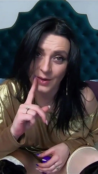 Golden goddess si diverte bagnata da sola sul letto