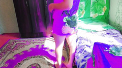 Kitty_Cross: Sladká Shemale procházka zahradou v letním vánku