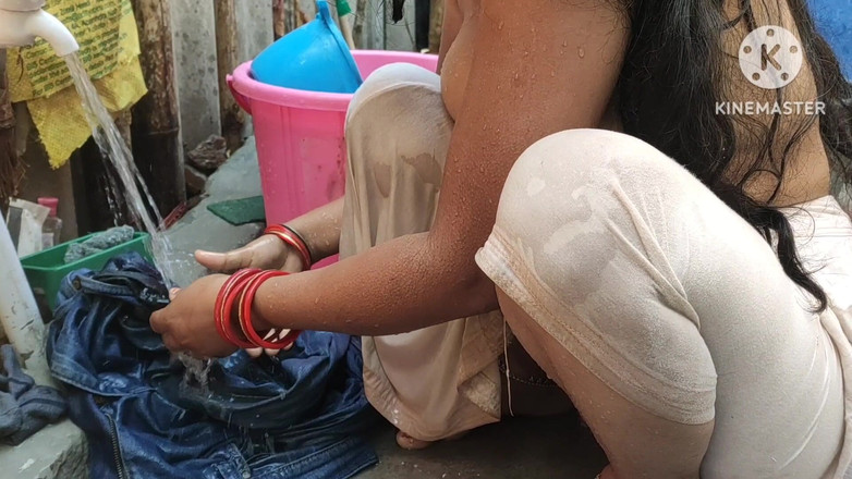 Anita yadav: 印度家庭妻子裸体洗澡