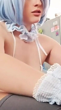 Gadis remaja dengan kosin cosplay lagi asik nyepong kontol