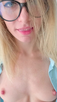 L'arrapante sorellastra mi stuzzica e mi permette di sborrare nelle sue mutandine prima di uscire con il suo ragazzo
