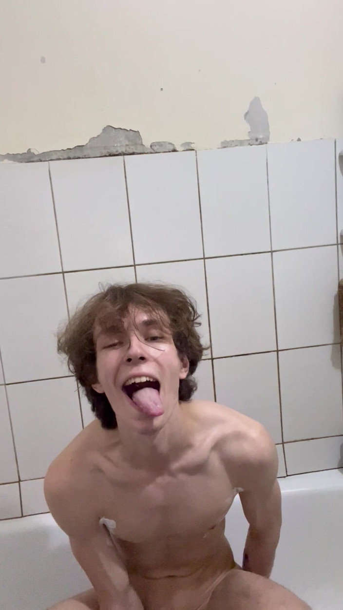 Last day: Femboy sta giocando tra la doccia