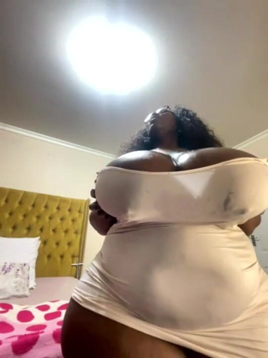 Legendary Booty Overdose: Lactante grandota milf tetas &amp; culo lactante