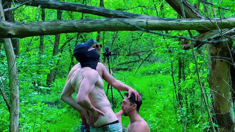 Nick Lewis: Chicos calientes con pollas grandes follando en el bosque