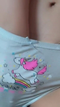 穿着独角兽内裤在牛仔裤里自慰，然后我用手指自己，肛门用假阳具