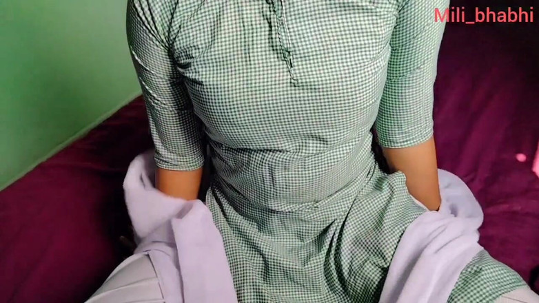 Mili bhabi: Индийская школьница дези Мили занимается сексом со своим бойфрендом XVIdeos