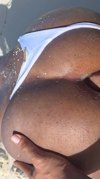 Non Mi Interessa Che Siamo Sulla Spiaggia, Ti Scoperò Ancora Nel Culo Scopando La Figliastra